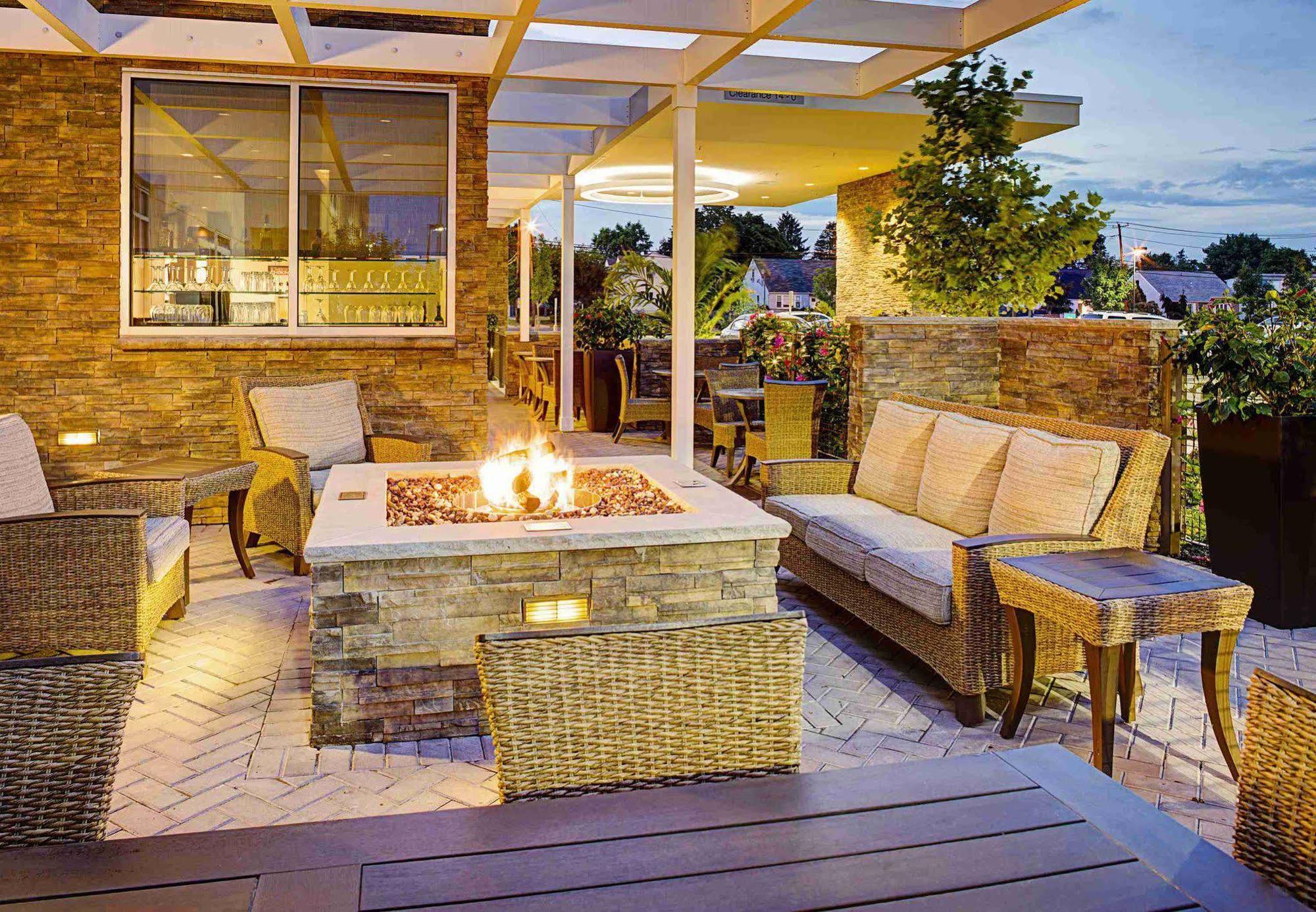 Springhill Suites By Marriott Carle Place Garden City Exteriör bild